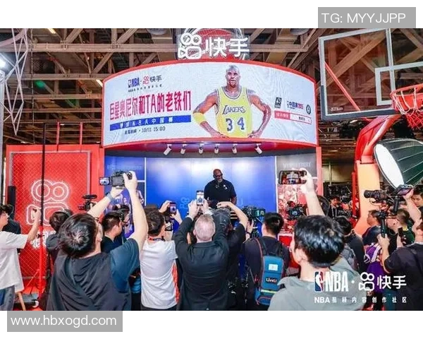 足球巨星惊喜亮相NBA赛场引发全场轰动跨界互动掀起热议热潮