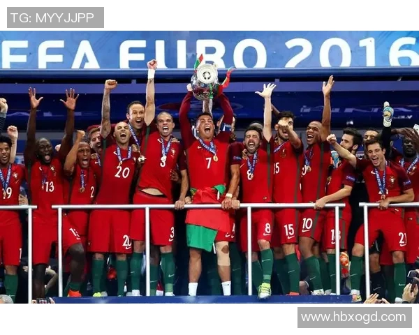 足球传奇栩栩如生蜡像展览 展现球场英雄的风采与荣耀